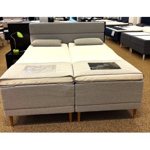Karma Lux Dobbeltfjedret Boxelevationsseng 180x200 cm. med Bold gavl - Lys gr udstillingsseng