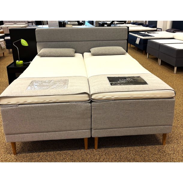 Karma Lux Dobbeltfjedret Boxelevationsseng 180x200 cm. med Bold gavl - Lys gr udstillingsseng