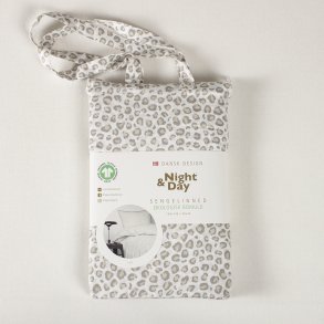 Sengetj Leo Sand 140x200+60x63 i KOLOGISK BOMULD fra Night & Day