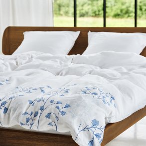Senget�j GOTS �kologisk bomuld - satin Klokkeblomst hvid/bl� 140x200 og pudebetr�k 63x60 fra Nordisk Tekstil