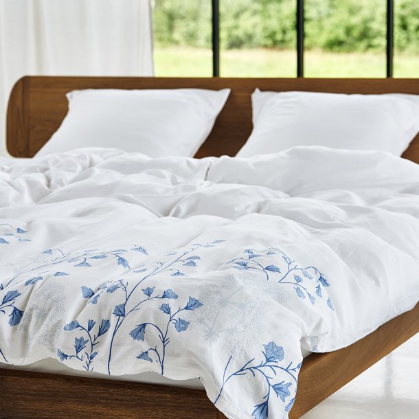 Senget�j GOTS �kologisk bomuld - satin Klokkeblomst hvid/bl� 140x200 og pudebetr�k 63x60 fra Nordisk Tekstil