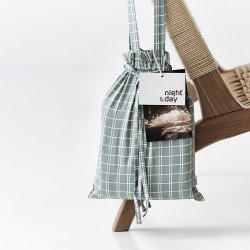 Senget�j �kologisk bomuldssatin Snooze Check Green 140x200 og pudebetr�k 63x60 fra Night &amp; Day-TC300