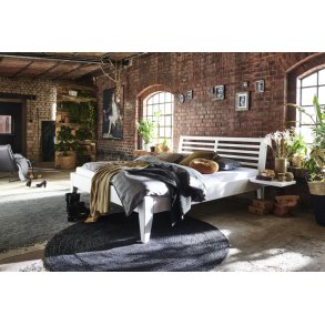 Sengeramme Easy Sleep hvidmalet massiv tr med rammegavl med sprosser fra Tjrnbo