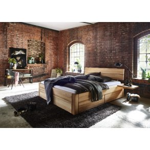 Sengeramme Easy Sleep Kernebg massiv stavlimet med Baumkante gavl og 4 skuffer fra Tjrnbo